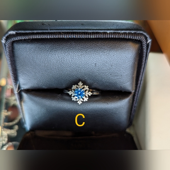 ❄️Bundle of Snowflake Jewelry❄️ - Picture 3 of 14